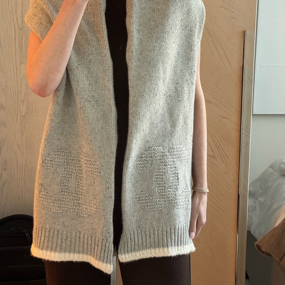 Authentic Chanel Grey Knit CC Logo Scarf with White Trim - Cashmere Blend